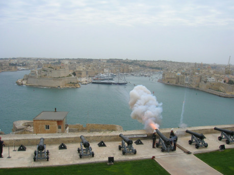 Přístav La Valleta,čestná salva, v pozadínejdražšíjachta světa