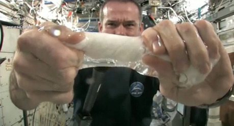 Chris Hadfield nám na ISS předvádí, jak to vypadá když se v beztížném stavu pokusíte vyždímat hadr.