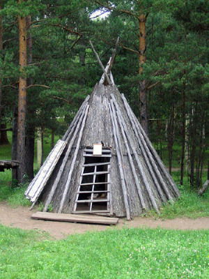 Evencký dřevěný dům, zdroj: <a href="http://commons.wikimedia.org/wiki/File:Evenkshome.jpg">Wikimedia Commons</a>