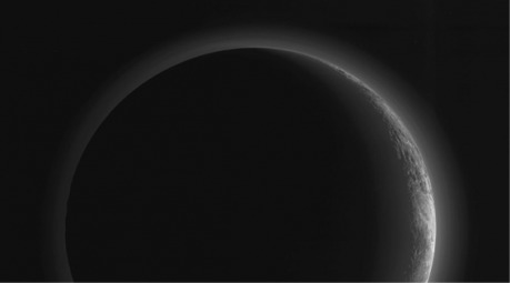Courtesy <a href="http://photojournal.jpl.nasa.gov/catalog/PIA20038">NASA/JPL-Caltech.</a> 			Je něco fantastičtějšího než spatřit srpek vzdáleného světa věčného ledu? Na snímku pořízeném New Horizons při loňském průletu kolem Pluta je nádherně vidět řídká dusíková atmosféra trpasličí planety a na osvětleném srpku náznak fascinujících útvarů na jejím povrchu.