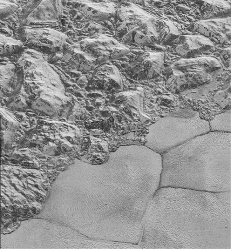 Courtesy <a href="http://photojournal.jpl.nasa.gov/catalog/PIA20198">NASA/JPL-Caltech.</a> 			Majestátní hory vodního ledu lemující hladkou a geologicky mladou pláň Sputnik Planum vyplněnou téměř čistým dusíkovým ledem jsou jen zlomkem dechberoucích výjevů z Pluta, které nám New Horizons přinesly.