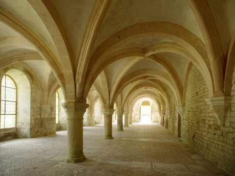 Kapitulní síň (Fontenay), PMRMaeyaert, <a href="https://creativecommons.org/licenses/by-sa/3.0">cc by-sa 3.0</a> (Zdroj: <a href="https://commons.wikimedia.org/wiki/Category:Fontenay_Abbey_chapter_house#/media/File:ID1862_Abbaye_de_Fontenay_PM_48197.jpg">Wikimedia Commons</a>)